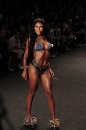 RIO DE JANEIRO, RJ - 16.04.2026: RIO FASHION WEEK 2026 - The Blue Man fashion show closed the second day of Rio Fashion Week at Pier Maua, Rio de Janeiro. x2926831x  CarlosxEliasxJunior