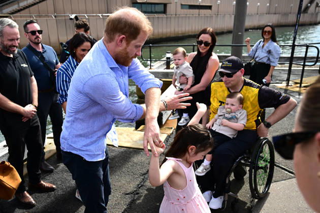 HARRY AND MEGHAN AUSTRALIA VISIT, Prince Harry and Meghan, the Duke and Duchess of Sussex meet with Invictus Australia veteran, Joel Vanderzwan accompanied by his wife, Alexandra, daughter Charlotte, and 9-month-old twin sons, Harrison and William Before boarding a boat for a tour of Sydney Harbour with Invictus Australia during a visit to Australia, Sydney, Friday, April 17, 2026. ( NO ARCHIVING SYDNEY NEW SOUTH WALES AUSTRALIA Copyright: xDEANxLEWINSx 20260417174028135431
