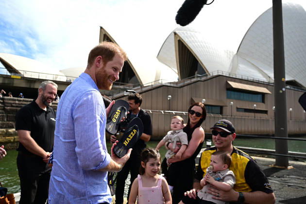 HARRY AND MEGHAN AUSTRALIA VISIT, Prince Harry and Meghan, the Duke and Duchess of Sussex are presented with a pair if thong™s by Invictus Australia veteran, Joel Vanderzwan accompanied by his wife, Alexandra, daughter Charlotte, and 9-month-old twin sons, Harrison and William Before boarding a boat for a tour of Sydney Harbour with Invictus Australia during a visit to Australia, Sydney, Friday, April 17, 2026. ( NO ARCHIVING SYDNEY NEW SOUTH WALES AUSTRALIA Copyright: xDEANxLEWINSx 20260417122638296321