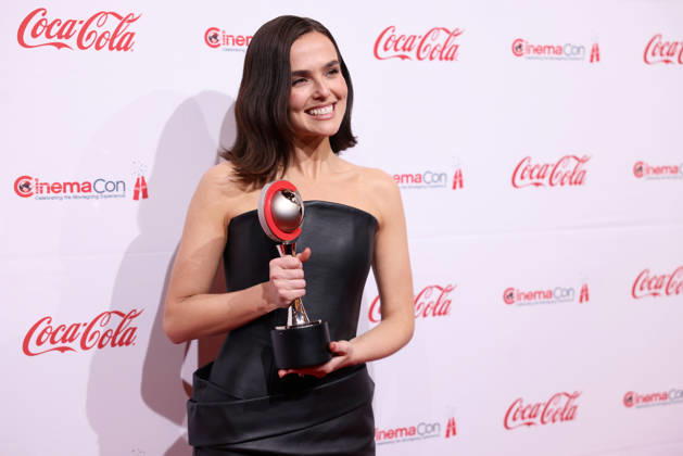 April 16, 2026, Las Vegas, Nevada, USA: ZOEY DEUTCH on the red carpet of the Big Screen Achievement Awards at the 2025 CinemaCon at Caesar s Palace in Las Vegas, Nevada. Las Vegas USA - ZUMAg247 20260416_znp_g247_063 Copyright: xGagexSkidmorex