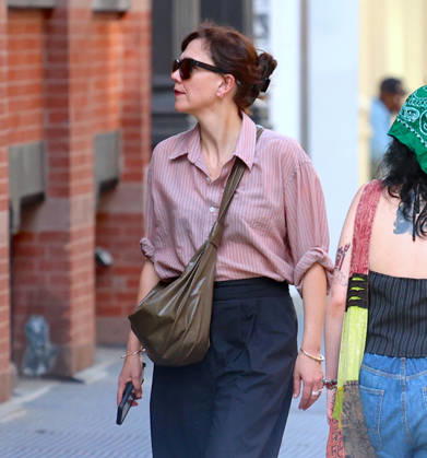 Maggie Gyllenhaal Out - NYC Actress Maggie Gyllenhaal is shopping with style in Soho, New York on April 16, 2026. Photo by Dylan Travis ABACAPRESS.COM New York City NY United States  Copyright: xDylanxTravis ABACAx