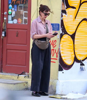 Maggie Gyllenhaal Out - NYC Actress Maggie Gyllenhaal is shopping with style in Soho, New York on April 16, 2026. Photo by Dylan Travis ABACAPRESS.COM New York City NY United States  Copyright: xDylanxTravis ABACAx