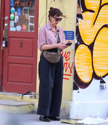 Maggie Gyllenhaal Out - NYC Actress Maggie Gyllenhaal is shopping with style in Soho, New York on April 16, 2026. Photo by Dylan Travis ABACAPRESS.COM New York City NY United States  Copyright: xDylanxTravis ABACAx