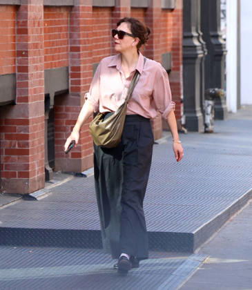 Maggie Gyllenhaal Out - NYC Actress Maggie Gyllenhaal is shopping with style in Soho, New York on April 16, 2026. Photo by Dylan Travis ABACAPRESS.COM New York City NY United States  Copyright: xDylanxTravis ABACAx