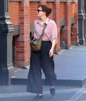 Maggie Gyllenhaal Out - NYC Actress Maggie Gyllenhaal is shopping with style in Soho, New York on April 16, 2026. Photo by Dylan Travis ABACAPRESS.COM New York City NY United States  Copyright: xDylanxTravis ABACAx