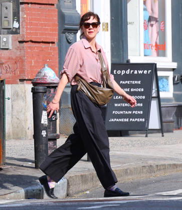 Maggie Gyllenhaal Out - NYC Actress Maggie Gyllenhaal is shopping with style in Soho, New York on April 16, 2026. Photo by Dylan Travis ABACAPRESS.COM New York City NY United States  Copyright: xDylanxTravis ABACAx