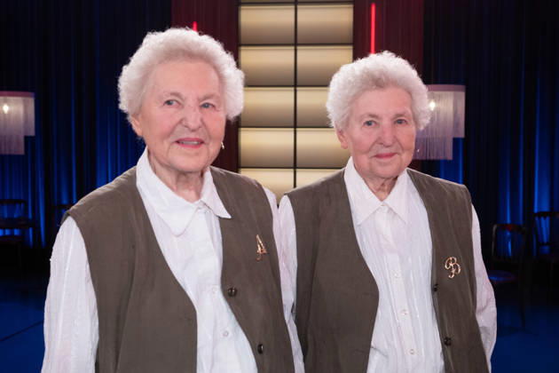 die Zwillinge Annegret MIUNSKE und Baerbel (Bärbel) SPERLING, zu Gast in der Sendung ,,Koelner Treff,, im WDR Fernsehen, 16.04.2026.