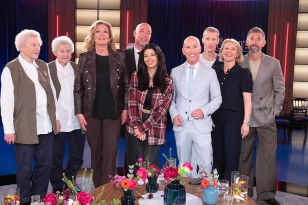 von links: die Zwillinge Annegret MIUNSKE und Baerbel (Bärbel) SPERLING, Moderatorin Bettina TIETJEN, Saenger DER GRAF (Unheilig), Streamerin ROSEMONDY, Journalist Michael BEGASSE, Schriftsteller Benjamin VON STUCKRAD-BARRE, Micky BEISENHERZ, Moderator, Susan LINK, Moderatorin, zu Gast in der Sendung ,,Koelner Treff,, im WDR Fernsehen, 16.04.2026.