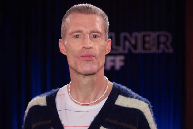 Schriftsteller Benjamin VON STUCKRAD-BARRE, Portraet, Portrait, Porträt, Einzelbild, angeschnittenes Einzelmotiv, zu Gast in der Sendung ,,Koelner Treff,, im WDR Fernsehen, 16.04.2026.