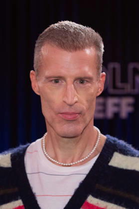Schriftsteller Benjamin VON STUCKRAD-BARRE, Portraet, Portrait, Porträt, Einzelbild, angeschnittenes Einzelmotiv, zu Gast in der Sendung ,,Koelner Treff,, im WDR Fernsehen, 16.04.2026.