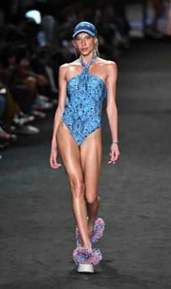 (260417) -- RIO DE JANEIRO, April 17, 2026 -- A model presents a creation by Blue Man during the Rio Fashion Week in Rio de Janeiro, Brazil, April 16, 2026. The Rio Fashion Week 2026 is held in Rio de Janeiro from Tuesday to Saturday, with around 20 fashion brands presenting their latest creations. ) BRAZIL-RIO DE JANEIRO-FASHION WEEK JinxHaoyuan 