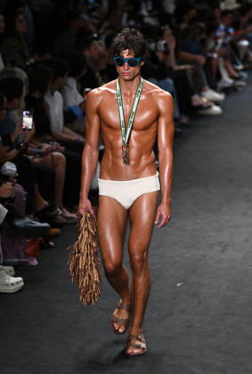 (260417) -- RIO DE JANEIRO, April 17, 2026 -- A model presents a creation by Blue Man during the Rio Fashion Week in Rio de Janeiro, Brazil, April 16, 2026. The Rio Fashion Week 2026 is held in Rio de Janeiro from Tuesday to Saturday, with around 20 fashion brands presenting their latest creations. ) BRAZIL-RIO DE JANEIRO-FASHION WEEK JinxHaoyuan 
