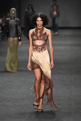 (260417) -- RIO DE JANEIRO, April 17, 2026 -- A model presents a creation by HISHA during the Rio Fashion Week in Rio de Janeiro, Brazil, April 16, 2026. The Rio Fashion Week 2026 is held in Rio de Janeiro from Tuesday to Saturday, with around 20 fashion brands presenting their latest creations. ) BRAZIL-RIO DE JANEIRO-FASHION WEEK JinxHaoyuan 