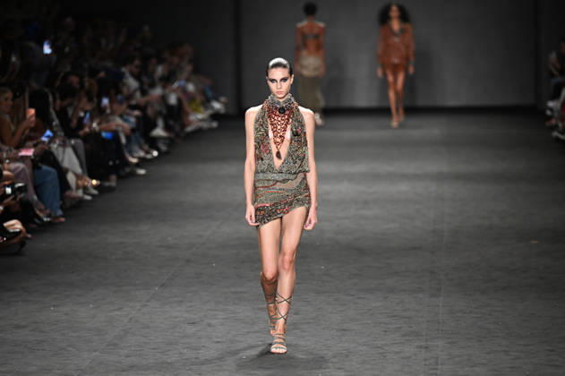 (260417) -- RIO DE JANEIRO, April 17, 2026 -- A model presents a creation by HISHA during the Rio Fashion Week in Rio de Janeiro, Brazil, April 16, 2026. The Rio Fashion Week 2026 is held in Rio de Janeiro from Tuesday to Saturday, with around 20 fashion brands presenting their latest creations. ) BRAZIL-RIO DE JANEIRO-FASHION WEEK JinxHaoyuan 