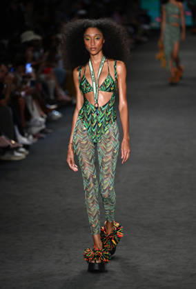 (260417) -- RIO DE JANEIRO, April 17, 2026 -- A model presents a creation by Blue Man during the Rio Fashion Week in Rio de Janeiro, Brazil, April 16, 2026. The Rio Fashion Week 2026 is held in Rio de Janeiro from Tuesday to Saturday, with around 20 fashion brands presenting their latest creations. ) BRAZIL-RIO DE JANEIRO-FASHION WEEK JinxHaoyuan 