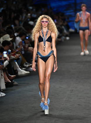(260417) -- RIO DE JANEIRO, April 17, 2026 -- A model presents a creation by Blue Man during the Rio Fashion Week in Rio de Janeiro, Brazil, April 16, 2026. The Rio Fashion Week 2026 is held in Rio de Janeiro from Tuesday to Saturday, with around 20 fashion brands presenting their latest creations. ) BRAZIL-RIO DE JANEIRO-FASHION WEEK JinxHaoyuan 