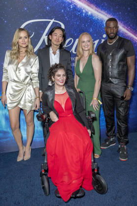 Helena Mattsson, Crystal Rivers, Jake Choi, Sarah Waisman und Frantz Latten bei der Premiere des Films Reunion im Madame Tussauds Hollywood Wax Museum. Los Angeles, 16.04.2026