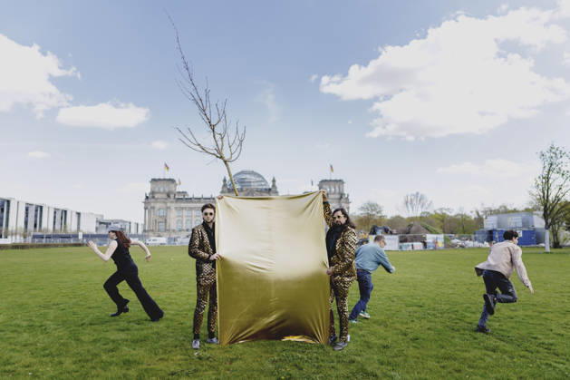 (L-R) Siegfried und Joy, Zauberkuenstler, aufgenommen im Rahmen einer Baumpflanzaktion von Ecosia vor dem Deutschen Bundestag in Berlin, 17.04.2026. Berlin Deutschland Copyright: xFlorianxGaertnerx