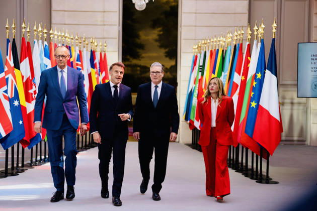 April 17, 2026, Parigi: An handout picture provided by Palazzo Chigi press office shows the italian Prime Minister Giorgia Meloni (L), together with French President Emmanuel Macron, UK Prime Minister Keir Starmer, and German Chancellor Friedrich Merz at the meeting of allies to consider sending a multinational force to ensure security and free-flowing trade in the Strait of Hormuz, at the presidential Elysee Palace in Paris, 17 april 2026 ANSA Palazzo Chigi press office handout +++ ANSA PROVIDES ACCESS TO THIS HANDOUT PHOTO TO BE USED SOLELY TO ILLUSTRATE NEWS REPORTING OR COMMENTARY ON THE FACTS OR EVENTS DEPICTED IN THIS IMAGE - NO ARCHIVING - NO LICENSING - NPK Parigi  - ZUMAa110 20260417_zaf_a110_036 Copyright: xPalazzoxChigixPressxOfficex
