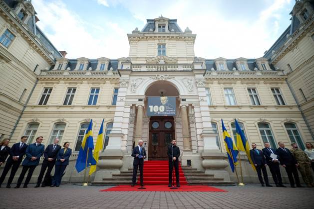 Ukrainian President Volodymyr Zelenskyy meets with King Carl XVI Gustaf of Sweden to discuss current developments in Lviv Ukrainian President Volodymyr Zelenskyy meets with King Carl XVI Gustaf of Sweden to discuss current developments in Lviv, Sweden, April 17, 2026. Photo by PRESIDENT OF UKRAINE apaimages Ukraine Ukraine Ukraine 170426_Sweden_UPO_00(11).jpeg Copyright: xapaimagesxPRESIDENTxOFxUKRAINEx xapaimagesx