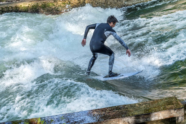 Surfer auf der Eisbachwelle, dritter VorVersuch zur Rettung der Münchner Eisbachwelle am Freitag geglückt, Surfwelle nur für einen Tag, Versuch wird jetzt ausgewertet, München, 17. April 2026 Deutschland, München, 17. April 2026, Surfer auf der Eisbachwelle am Freitagnachmittag, ein dritter Vor-Versuch zur Rettung der Münchner Eisbachwelle ist am Freitag geglückt, ein Gitter wurde ins Wasser gelassen, mit Seilen gesichert, die Surfwelle baute sich auf, Team um Strömungsexperte Prof. Meier Staude und Mitglieder der Münchner Surf-Community hatten diesen dritten Versuch gestartet, Surfwelle nur für einen Tag, ab morgen wieder Surfverbot, der Test wird ausgewertet, bis zu Beginn der Sommerferien im August soll die Welle wieder zurüc
