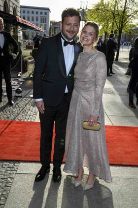 ABB PRESSEBALL-Felix Banaszak mit Begleitung Frau ,Bundesvorsitzender von Buendnis 90 Die Gruenen, zu Gast auf dem 73.Bundespresseball im Hotel Adlon Kempinski am 17.04.2026 in Berlin