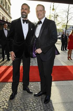 ABB PRESSEBALL- Jens Spahn (r), Vorsitzender der Fraktion der CDU CSU im Deutschen Bundestag, und sein Ehemann Daniel Funke zu Gast auf dem73.Bundespresseball im Hotel Adlon Kempinski am 17.04.2026 in Berlin