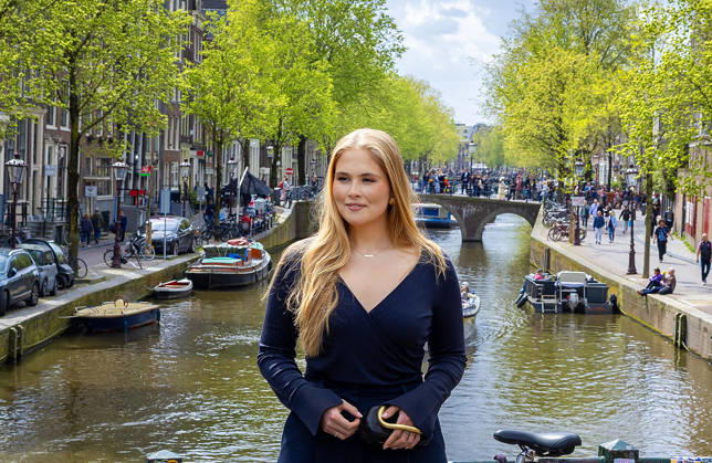 17-04-2026 Amsterdam Princess Amalia posing for the media on the Oudezijds Voorburgwal, on the bridge between the Lange Niezel and the Korte Niezel, on her 2nd day of the 2 day visit to Amsterdam. Â  Copyright: xPPEx