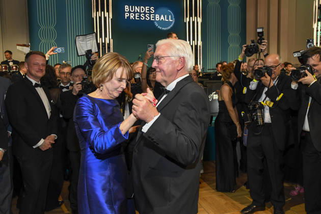 ABB PRESSEBALL- Bundespraesident Frank-Walter Steinmeier beim tanzen mit seiner Frau Elke Buedenbender zu Gast auf dem 73.Bundespresseball im Hotel Adlon Kempinski am 17.04.2026 in Berlin