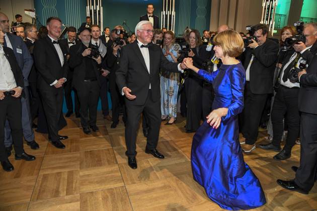 ABB PRESSEBALL- Bundespraesident Frank-Walter Steinmeier beim tanzen mit seiner Frau Elke Buedenbender zu Gast auf dem 73.Bundespresseball im Hotel Adlon Kempinski am 17.04.2026 in Berlin