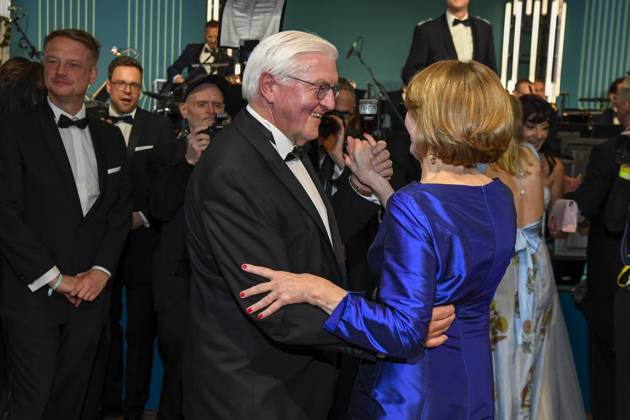 ABB PRESSEBALL- Bundespraesident Frank-Walter Steinmeier beim tanzen mit seiner Frau Elke Buedenbender zu Gast auf dem 73.Bundespresseball im Hotel Adlon Kempinski am 17.04.2026 in Berlin