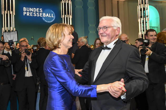 ABB PRESSEBALL- Bundespraesident Frank-Walter Steinmeier beim tanzen mit seiner Frau Elke Buedenbender zu Gast auf dem 73.Bundespresseball im Hotel Adlon Kempinski am 17.04.2026 in Berlin