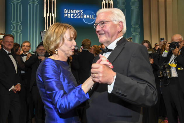 ABB PRESSEBALL- Bundespraesident Frank-Walter Steinmeier beim tanzen mit seiner Frau Elke Buedenbender zu Gast auf dem 73.Bundespresseball im Hotel Adlon Kempinski am 17.04.2026 in Berlin