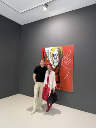 Max Giermann und Sarah Settgast bei der Vernissage Figuring Out in der janinebeangallery. Berlin, 17.04.2026 Copyright: xMatthiasxWehnertx