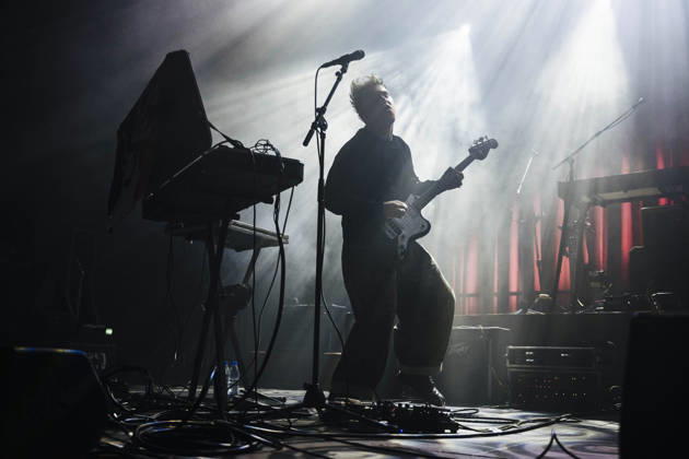 Konzert von GANS in Berlin Konzert der britischen Post-Punk-Band GANS am 17.04.2026 im Berliner Huxleys Neue Welt. Hier im Bild Thomas Rhodes., Berlin Berlin Deutschland Neukölln