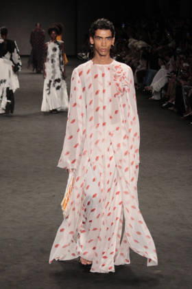RIO DE JANEIRO, RJ - 17.04.2026: RIO FASHION WEEK 2026 - Fashion show by the brand Apartamento 03 on the third day of Rio Fashion Week 2026, at Pier Maua, Rio de Janeiro. x2927289x  CarlosxEliasxJunior
