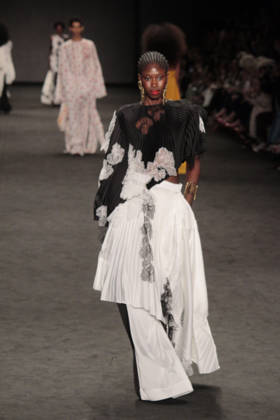 RIO DE JANEIRO, RJ - 17.04.2026: RIO FASHION WEEK 2026 - Fashion show by the brand Apartamento 03 on the third day of Rio Fashion Week 2026, at Pier Maua, Rio de Janeiro. x2927303x  CarlosxEliasxJunior