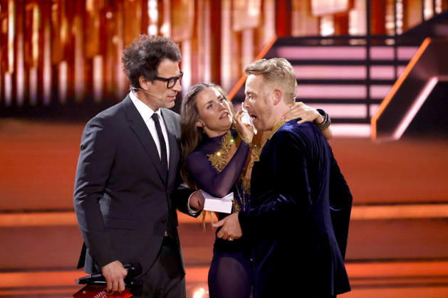 Moderator Daniel Hartwich, Entertainer Ross Antony und Profitänzerin Mariia Maksina bei der sechsten Tanzshow der 19. Staffel der RTL-Tanzshow Lets Dance im Coloneum. Ross Antony läuft das Blut übers Gesicht, nachdem er sich beim tanzen eine blutende Wunde zugezogen hat. Köln, 17.04.2026 NRW Deutschland Copyright: xChristophxHardtx