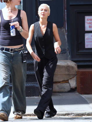 Amelia Gray and Iris Law during a photoshoot in New York Models Amelia Gray Hamlin and Iris Law are doing a photoshoot of DKNY in Tribeca, New York on April 17, 2026. Photo by Dylan Travis ABACAPRESS.COM New York NY  Copyright: xDylanxTravis ABACAx