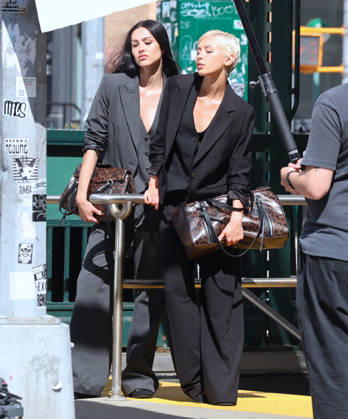 Amelia Gray and Iris Law during a photoshoot in New York Models Amelia Gray Hamlin and Iris Law are doing a photoshoot of DKNY in Tribeca, New York on April 17, 2026. Photo by Dylan Travis ABACAPRESS.COM New York NY  Copyright: xDylanxTravis ABACAx