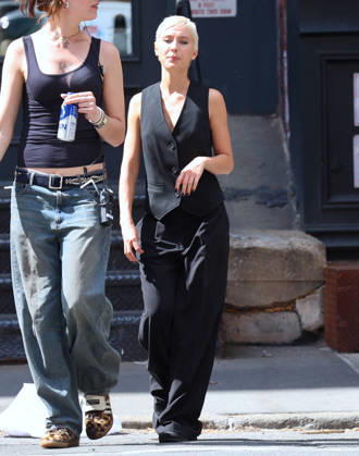 Amelia Gray and Iris Law during a photoshoot in New York Models Amelia Gray Hamlin and Iris Law are doing a photoshoot of DKNY in Tribeca, New York on April 17, 2026. Photo by Dylan Travis ABACAPRESS.COM New York NY  Copyright: xDylanxTravis ABACAx