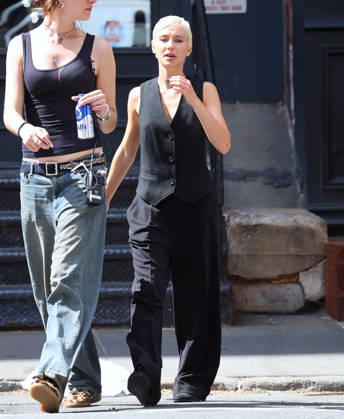Amelia Gray and Iris Law during a photoshoot in New York Models Amelia Gray Hamlin and Iris Law are doing a photoshoot of DKNY in Tribeca, New York on April 17, 2026. Photo by Dylan Travis ABACAPRESS.COM New York NY  Copyright: xDylanxTravis ABACAx