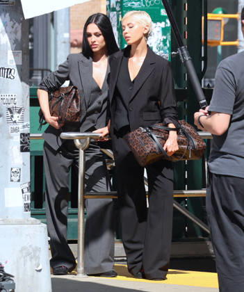 Amelia Gray and Iris Law during a photoshoot in New York Models Amelia Gray Hamlin and Iris Law are doing a photoshoot of DKNY in Tribeca, New York on April 17, 2026. Photo by Dylan Travis ABACAPRESS.COM New York NY  Copyright: xDylanxTravis ABACAx