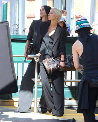 Amelia Gray and Iris Law during a photoshoot in New York Models Amelia Gray Hamlin and Iris Law are doing a photoshoot of DKNY in Tribeca, New York on April 17, 2026. Photo by Dylan Travis ABACAPRESS.COM New York NY  Copyright: xDylanxTravis ABACAx