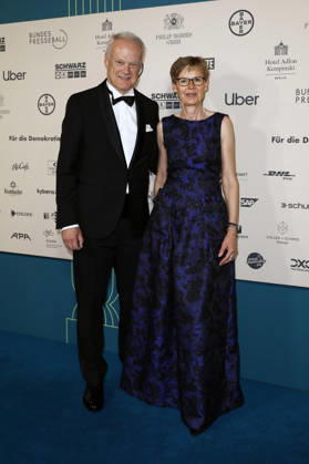 Peter Sebastian Krause mit Begleitung beim 73. Bundespresseball 2026 im Hotel Adlon Kempinski. Berlin, 17.04.2026
