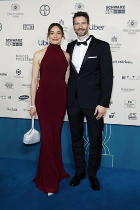 Arne Friedrich mit Gast beim 73. Bundespresseball 2026 im Hotel Adlon Kempinski. Berlin, 17.04.2026