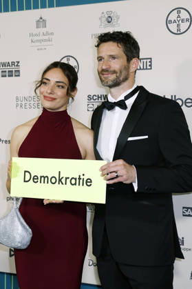 Arne Friedrich mit Gast beim 73. Bundespresseball 2026 im Hotel Adlon Kempinski. Berlin, 17.04.2026