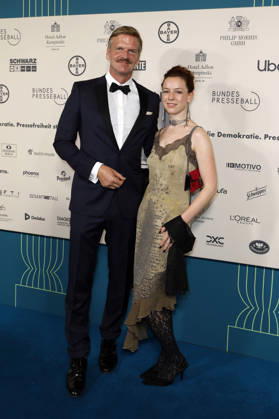 Gordon Repinski mit Begleitung beim 73. Bundespresseball 2026 im Hotel Adlon Kempinski. Berlin, 17.04.2026