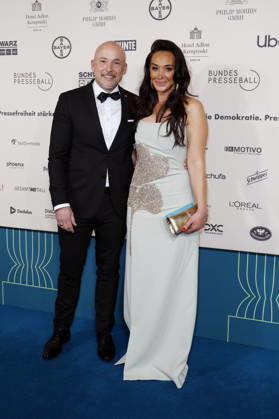 Alexander Hoffmann mit Ehefrau Neslihan beim 73. Bundespresseball 2026 im Hotel Adlon Kempinski. Berlin, 17.04.2026
