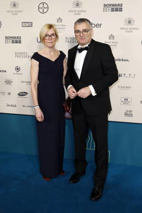 Stefan Kornelius mit Begleitung beim 73. Bundespresseball 2026 im Hotel Adlon Kempinski. Berlin, 17.04.2026